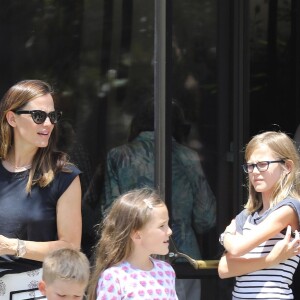 Jennifer Garner à la sortie d'un église avec ses enfants Violet, Seraphina et Samuel à Brentwood, le 9 juillet 2017