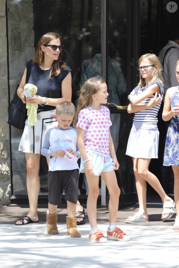 Jennifer Garner à la sortie d'un église avec ses enfants Violet, Seraphina et Samuel à Brentwood, le 9 juillet 2017