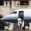 Ben Affleck monte dans un jet privé à l'aéroport de Van Nuys à Los Angeles, le 8 juillet 2017