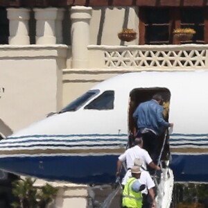 Ben Affleck monte dans un jet privé à l'aéroport de Van Nuys à Los Angeles, le 8 juillet 2017