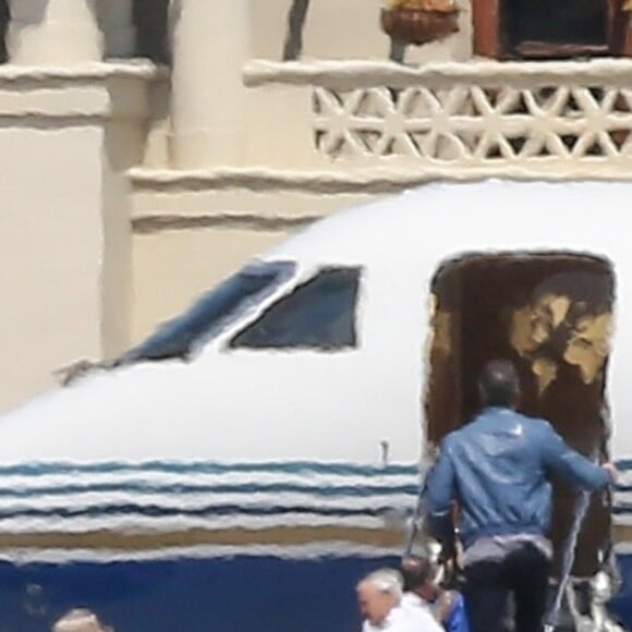 Ben Affleck monte dans un jet privé à l'aéroport de Van Nuys à Los Angeles, le 8 juillet 2017