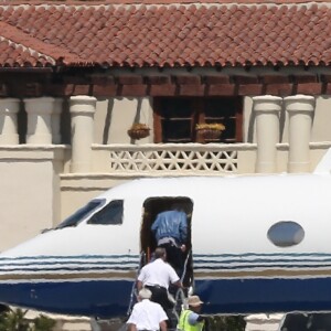 Ben Affleck monte dans un jet privé à l'aéroport de Van Nuys à Los Angeles, le 8 juillet 2017