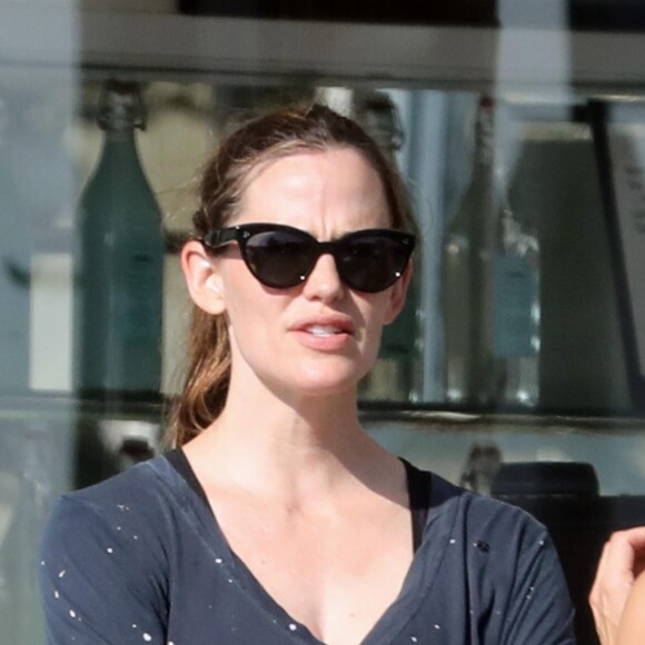 Jennifer Garner et Lori Loughlin discutent avec une amie à la sortie de leur cours de gym à Brentwood, le 9 juillet 2017