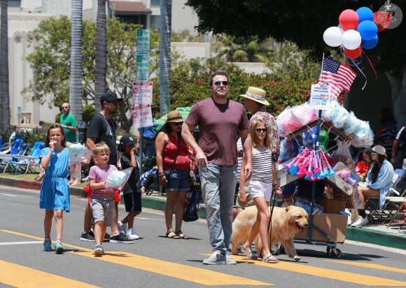 Ben Affleck achète des friandises à ses enfants Violet, Seraphina et Samuel avant d'assister à la parade patriotique du 4 juillet à Pacific Palisades, le 4 juillet 2017