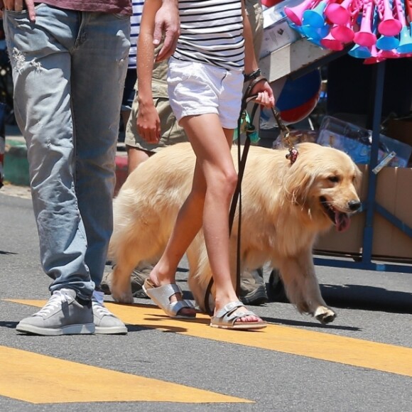 Ben Affleck achète des friandises à ses enfants Violet, Seraphina et Samuel avant d'assister à la parade patriotique du 4 juillet à Pacific Palisades, le 4 juillet 2017