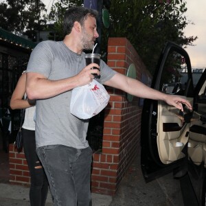 Ben Affleck est allé manger une pizza avec sa nouvelle compagne Lindsay Shookus à Pacific Palisades, le 10 juillet 2017