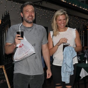 Ben Affleck est allé manger une pizza avec sa nouvelle compagne Lindsay Shookus à Pacific Palisades, le 10 juillet 2017