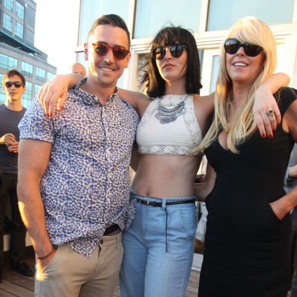 Ali Lohan (Aliana Lohan) entre son frère Michael Lohan Jr. et sa mère Dina Lohan - Soirée "Ranbeeri Denim" (marque dont Ali Lohan est l'égérie) au rooftop Jimmy du James Hotel à New York, le 4 août 2015.