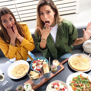 Iris Mittenaere et Laury Thilleman au restaurant sur Twitter, le mardi 11 juillet 2017.