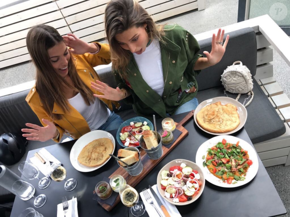Iris Mittenaere et Laury Thilleman au restaurant sur Twitter, le mardi 11 juillet 2017.