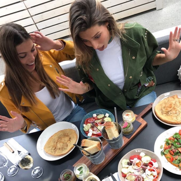 Iris Mittenaere et Laury Thilleman au restaurant sur Twitter, le mardi 11 juillet 2017.