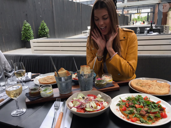 Iris Mittenaere et Laury Thilleman au restaurant sur Twitter, le mardi 11 juillet 2017.