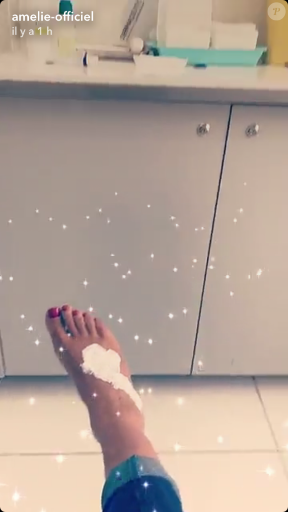 Amélie Neten, candidate révélée dans "Secret Story 4", filmée en pleine séance de dé-tatouage sur les réseaux sociaux.