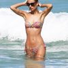 La mannequin italienne Sveva Alviti profite du soleil sur une plage à Miami. Le 12 mars 2015