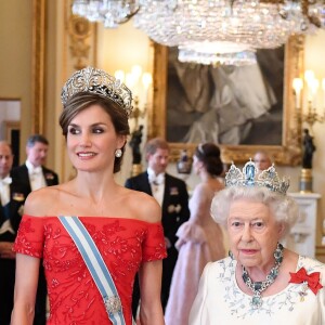 La reine Elizabeth II offrait un banquet officiel en l'honneur du roi Felipe VI et de la reine Letizia d'Espagne, le 12 juillet 2017 à Buckingham Palace, à l'occasion de leur visite officielle, la première d'un souverain espagnol au Royaume-Uni depuis 31 ans.