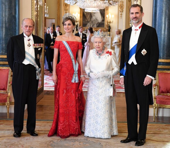 La reine Elizabeth II offrait un banquet officiel en l'honneur du roi Felipe VI et de la reine Letizia d'Espagne, le 12 juillet 2017 à Buckingham Palace, à l'occasion de leur visite officielle, la première d'un souverain espagnol au Royaume-Uni depuis 31 ans.