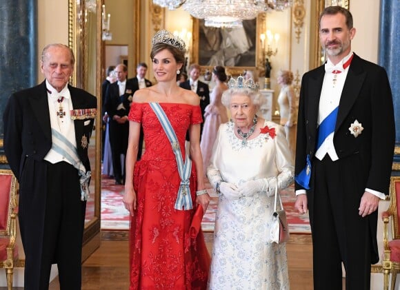 La reine Elizabeth II offrait un banquet officiel en l'honneur du roi Felipe VI et de la reine Letizia d'Espagne, le 12 juillet 2017 à Buckingham Palace, à l'occasion de leur visite officielle, la première d'un souverain espagnol au Royaume-Uni depuis 31 ans. En arrière-plan, on devine la duchesse Catherine de Cambridge et le prince Harry.