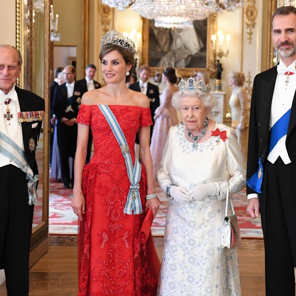 La reine Elizabeth II offrait un banquet officiel en l'honneur du roi Felipe VI et de la reine Letizia d'Espagne, le 12 juillet 2017 à Buckingham Palace, à l'occasion de leur visite officielle, la première d'un souverain espagnol au Royaume-Uni depuis 31 ans. En arrière-plan, on devine la duchesse Catherine de Cambridge et le prince Harry.