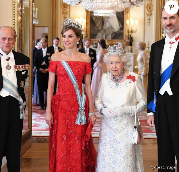 La reine Elizabeth II offrait un banquet officiel en l'honneur du roi Felipe VI et de la reine Letizia d'Espagne, le 12 juillet 2017 à Buckingham Palace, à l'occasion de leur visite officielle, la première d'un souverain espagnol au Royaume-Uni depuis 31 ans. En arrière-plan, on devine la duchesse Catherine de Cambridge et le prince Harry.