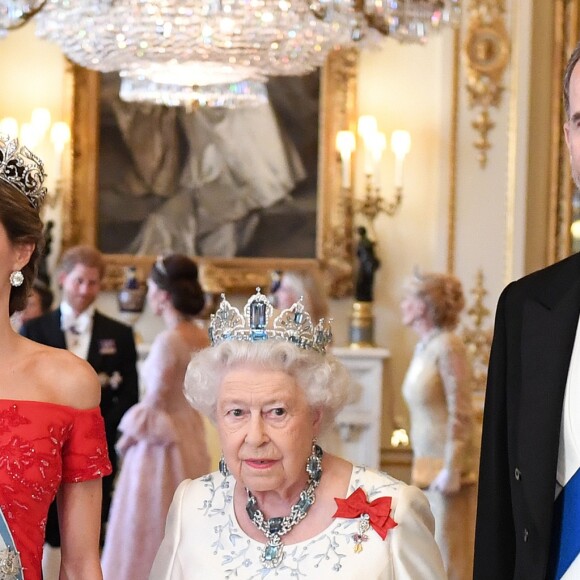 La reine Elizabeth II offrait un banquet officiel en l'honneur du roi Felipe VI et de la reine Letizia d'Espagne, le 12 juillet 2017 à Buckingham Palace, à l'occasion de leur visite officielle, la première d'un souverain espagnol au Royaume-Uni depuis 31 ans.