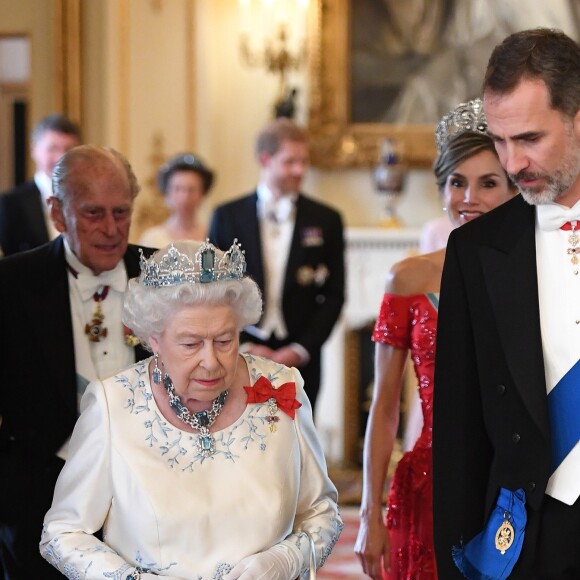 La reine Elizabeth II offrait un banquet officiel en l'honneur du roi Felipe VI et de la reine Letizia d'Espagne, le 12 juillet 2017 à Buckingham Palace, à l'occasion de leur visite officielle, la première d'un souverain espagnol au Royaume-Uni depuis 31 ans.
