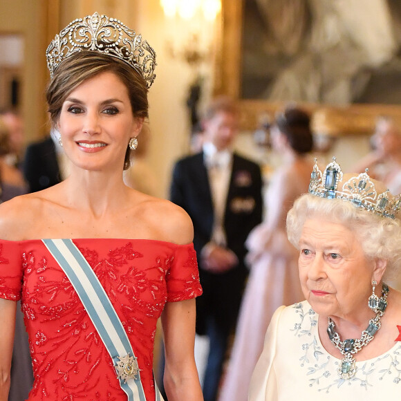 La reine Elizabeth II offrait un banquet officiel en l'honneur du roi Felipe VI et de la reine Letizia d'Espagne, le 12 juillet 2017 à Buckingham Palace, à l'occasion de leur visite officielle, la première d'un souverain espagnol au Royaume-Uni depuis 31 ans. En arrière-plan, on distingue la duchesse Catherine de Cambridge, en pleine conversation avec son beau-frère le prince Harry.