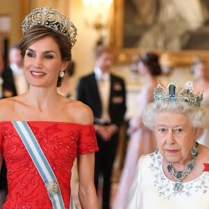 La reine Elizabeth II offrait un banquet officiel en l'honneur du roi Felipe VI et de la reine Letizia d'Espagne, le 12 juillet 2017 à Buckingham Palace, à l'occasion de leur visite officielle, la première d'un souverain espagnol au Royaume-Uni depuis 31 ans. En arrière-plan, on distingue la duchesse Catherine de Cambridge, en pleine conversation avec son beau-frère le prince Harry.