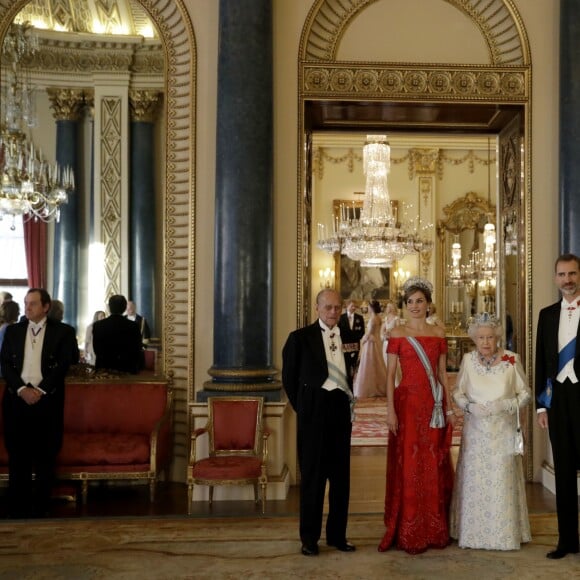 La reine Elizabeth II offrait un banquet officiel en l'honneur du roi Felipe VI et de la reine Letizia d'Espagne, le 12 juillet 2017 à Buckingham Palace, à l'occasion de leur visite officielle, la première d'un souverain espagnol au Royaume-Uni depuis 31 ans. En arrière-plan, on distingue la duchesse Catherine de Cambridge, en pleine conversation avec son beau-frère le prince Harry.