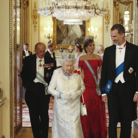 La reine Elizabeth II offrait un banquet officiel en l'honneur du roi Felipe VI et de la reine Letizia d'Espagne, le 12 juillet 2017 à Buckingham Palace, à l'occasion de leur visite officielle, la première d'un souverain espagnol au Royaume-Uni depuis 31 ans. En arrière-plan, on distingue la duchesse Catherine de Cambridge, en pleine conversation avec son beau-frère le prince Harry.