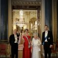 La reine Elizabeth II offrait un banquet officiel en l'honneur du roi Felipe VI et de la reine Letizia d'Espagne, le 12 juillet 2017 à Buckingham Palace, à l'occasion de leur visite officielle, la première d'un souverain espagnol au Royaume-Uni depuis 31 ans. En arrière-plan, on distingue la duchesse Catherine de Cambridge, en pleine conversation avec son beau-frère le prince Harry.