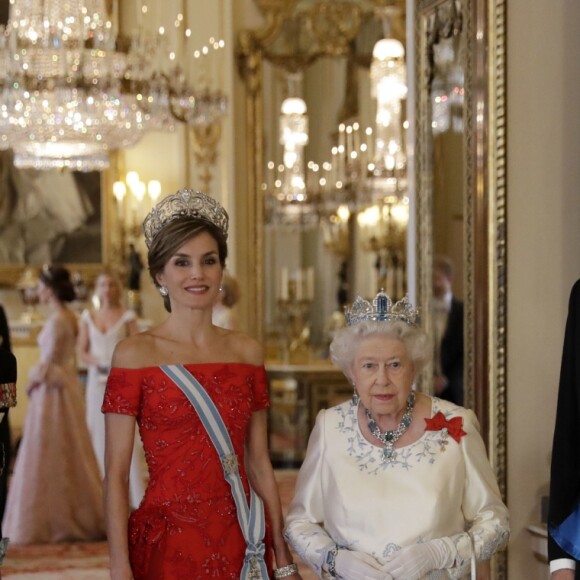 La reine Elizabeth II offrait un banquet officiel en l'honneur du roi Felipe VI et de la reine Letizia d'Espagne, le 12 juillet 2017 à Buckingham Palace, à l'occasion de leur visite officielle, la première d'un souverain espagnol au Royaume-Uni depuis 31 ans. En arrière-plan, on distingue la duchesse Catherine de Cambridge, en pleine conversation avec son beau-frère le prince Harry.