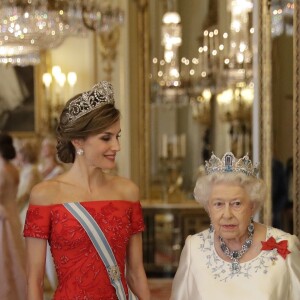 La reine Elizabeth II offrait un banquet officiel en l'honneur du roi Felipe VI et de la reine Letizia d'Espagne, le 12 juillet 2017 à Buckingham Palace, à l'occasion de leur visite officielle, la première d'un souverain espagnol au Royaume-Uni depuis 31 ans. En arrière-plan, on distingue la duchesse Catherine de Cambridge, en pleine conversation avec son beau-frère le prince Harry.