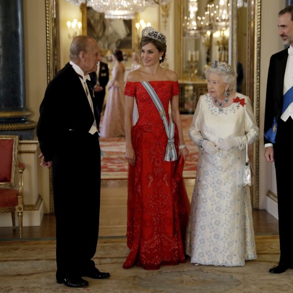 La reine Elizabeth II offrait un banquet officiel en l'honneur du roi Felipe VI et de la reine Letizia d'Espagne, le 12 juillet 2017 à Buckingham Palace, à l'occasion de leur visite officielle, la première d'un souverain espagnol au Royaume-Uni depuis 31 ans. En arrière-plan, on distingue la duchesse Catherine de Cambridge, en pleine conversation avec son beau-frère le prince Harry.