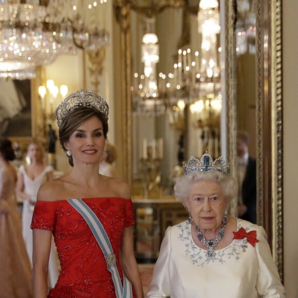 La reine Elizabeth II offrait un banquet officiel en l'honneur du roi Felipe VI et de la reine Letizia d'Espagne, le 12 juillet 2017 à Buckingham Palace, à l'occasion de leur visite officielle, la première d'un souverain espagnol au Royaume-Uni depuis 31 ans. En arrière-plan, on distingue la duchesse Catherine de Cambridge, en pleine conversation avec son beau-frère le prince Harry.