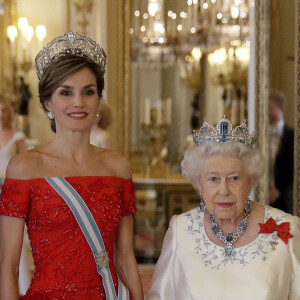 La reine Elizabeth II offrait un banquet officiel en l'honneur du roi Felipe VI et de la reine Letizia d'Espagne, le 12 juillet 2017 à Buckingham Palace, à l'occasion de leur visite officielle, la première d'un souverain espagnol au Royaume-Uni depuis 31 ans. En arrière-plan, on distingue la duchesse Catherine de Cambridge, en pleine conversation avec son beau-frère le prince Harry.