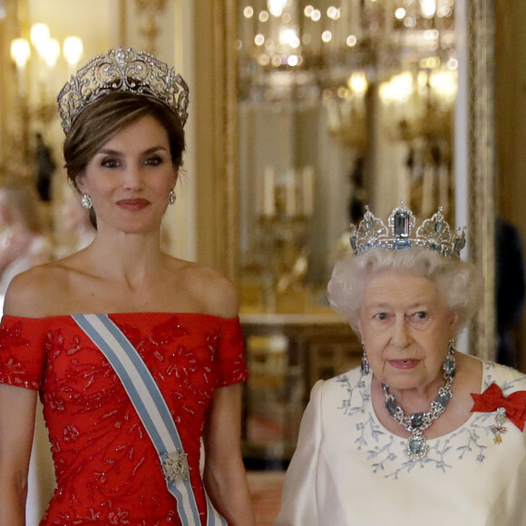 La reine Elizabeth II offrait un banquet officiel en l'honneur du roi Felipe VI et de la reine Letizia d'Espagne, le 12 juillet 2017 à Buckingham Palace, à l'occasion de leur visite officielle, la première d'un souverain espagnol au Royaume-Uni depuis 31 ans.