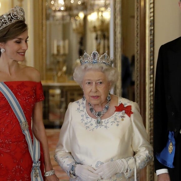 La reine Elizabeth II offrait un banquet officiel en l'honneur du roi Felipe VI et de la reine Letizia d'Espagne, le 12 juillet 2017 à Buckingham Palace, à l'occasion de leur visite officielle, la première d'un souverain espagnol au Royaume-Uni depuis 31 ans.