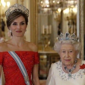 La reine Elizabeth II offrait un banquet officiel en l'honneur du roi Felipe VI et de la reine Letizia d'Espagne, le 12 juillet 2017 à Buckingham Palace, à l'occasion de leur visite officielle, la première d'un souverain espagnol au Royaume-Uni depuis 31 ans.