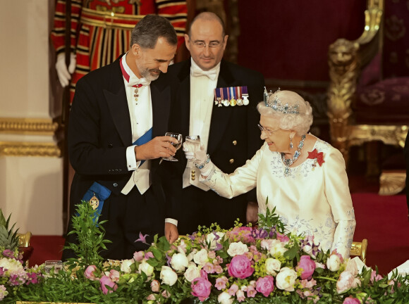 La reine Elizabeth II, qui porte ici un toast avec le roi Felipe, offrait un banquet officiel en l'honneur du roi Felipe VI et de la reine Letizia d'Espagne, le 12 juillet 2017 à Buckingham Palace, à l'occasion de leur visite officielle, la première d'un souverain espagnol au Royaume-Uni depuis 31 ans.