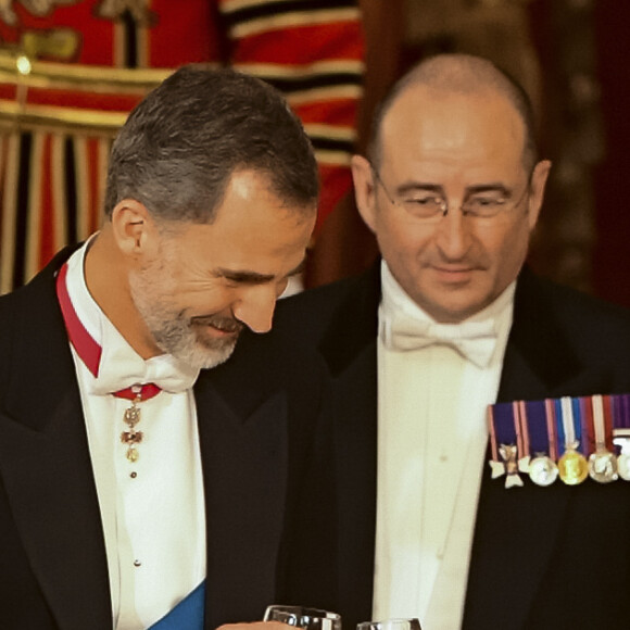 La reine Elizabeth II, qui porte ici un toast avec le roi Felipe, offrait un banquet officiel en l'honneur du roi Felipe VI et de la reine Letizia d'Espagne, le 12 juillet 2017 à Buckingham Palace, à l'occasion de leur visite officielle, la première d'un souverain espagnol au Royaume-Uni depuis 31 ans.
