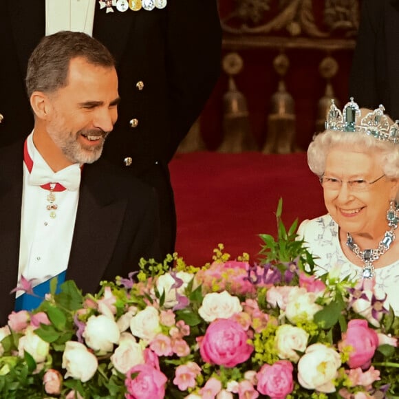 La reine Elizabeth II offrait un banquet officiel en l'honneur du roi Felipe VI et de la reine Letizia d'Espagne, le 12 juillet 2017 à Buckingham Palace, à l'occasion de leur visite officielle, la première d'un souverain espagnol au Royaume-Uni depuis 31 ans.