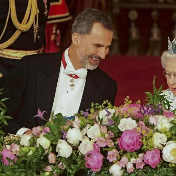La reine Elizabeth II offrait un banquet officiel en l'honneur du roi Felipe VI et de la reine Letizia d'Espagne, le 12 juillet 2017 à Buckingham Palace, à l'occasion de leur visite officielle, la première d'un souverain espagnol au Royaume-Uni depuis 31 ans.