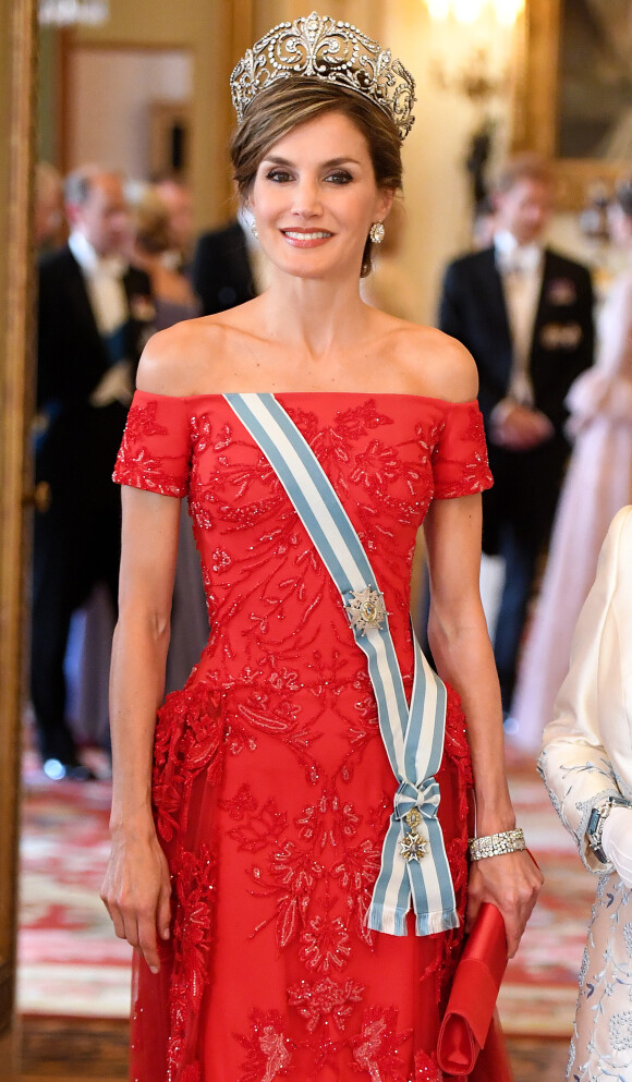 La reine Elizabeth II offrait un banquet officiel en l'honneur du roi Felipe VI et de la reine Letizia d'Espagne, en robe Felipe Varela et portant le diadème Fleur de Lys de la reine Sofia, le 12 juillet 2017 à Buckingham Palace, à l'occasion de leur visite officielle, la première d'un souverain espagnol au Royaume-Uni depuis 31 ans.