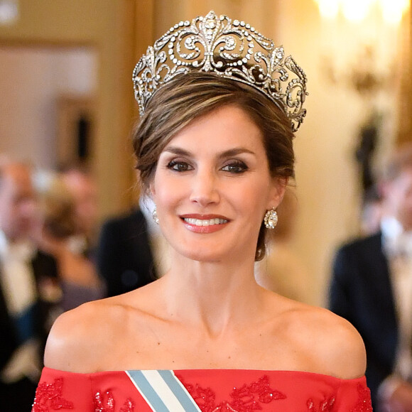 La reine Elizabeth II offrait un banquet officiel en l'honneur du roi Felipe VI et de la reine Letizia d'Espagne, en robe Felipe Varela et portant le diadème Fleur de Lys de la reine Sofia, le 12 juillet 2017 à Buckingham Palace, à l'occasion de leur visite officielle, la première d'un souverain espagnol au Royaume-Uni depuis 31 ans.