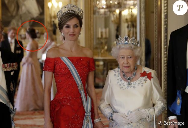 En arrière-plan, derrière la reine Letizia d'Espagne et la reine Elizabeth II, Kate Middleton, duchesse de Cambridge, et le prince Harry, le 12 juillet 2017 au palais de Buckingham.