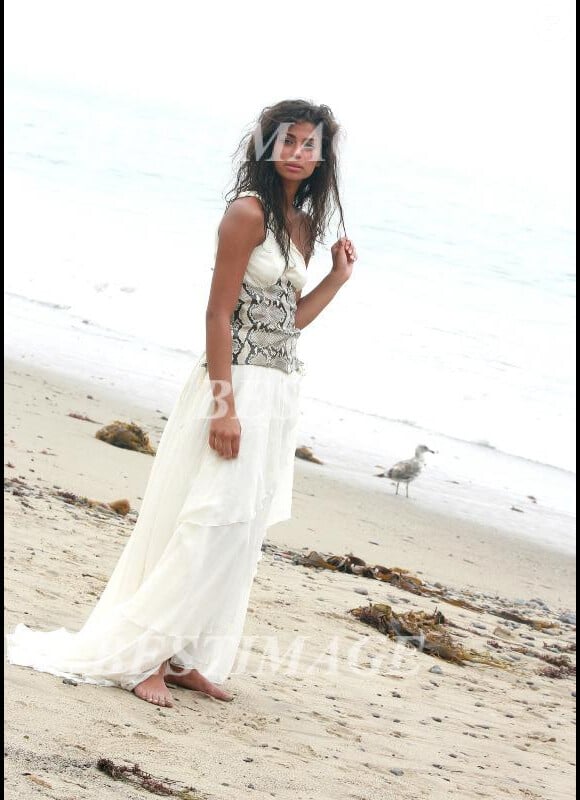 Archive - Exclusif  - Rendez-vous avec Tatiana Silva (nouvelle Miss Météo de TF1) lors d'un photoshoot sur la plage El Matador Beach à Malibu, le 26 juillet 2006.