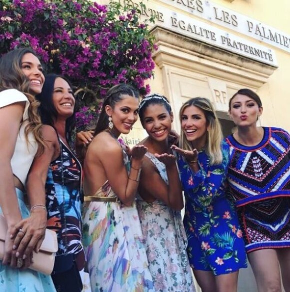 Marine Lorphelin, Nathalie Marquay, Iris Mittenaere, Chloé Mortaud, Alexandra Rosenfeld et Rachel Legrain-Trapani lors du mariage de Sylvie Tellier, à Porquerolles le 14 juillet 2017.