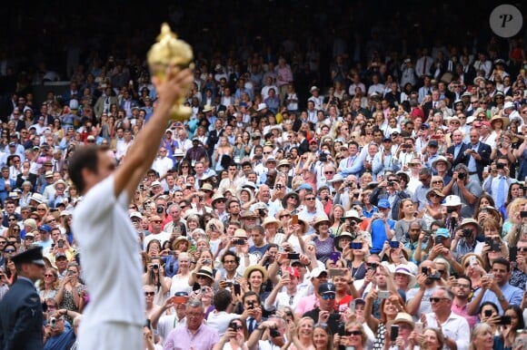 Roger Federer sacré pour la huitième fois à Wimbledon, à Londres, le 16 juillet 2017.