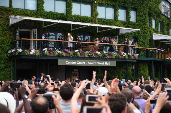 Roger Federer sacré pour la huitième fois à Wimbledon, à Londres, le 16 juillet 2017.