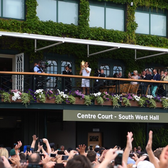 Roger Federer sacré pour la huitième fois à Wimbledon, à Londres, le 16 juillet 2017.